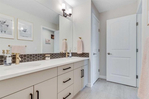 99 Legacy Glen Terrace Se, Calgary, AB - Indoor Photo Showing Bathroom