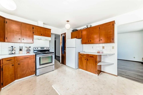 6203 Rundlehorn Drive Ne, Calgary, AB - Indoor Photo Showing Kitchen