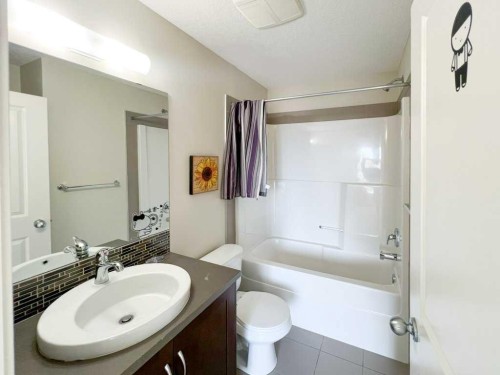 28 Kinlea Common Nw, Calgary, AB - Indoor Photo Showing Bathroom