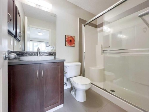 28 Kinlea Common Nw, Calgary, AB - Indoor Photo Showing Bathroom