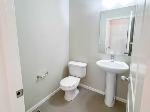 28 Kinlea Common Nw, Calgary, AB - Indoor Photo Showing Bathroom