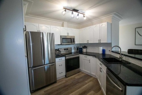 103-604 19 Street Se, High River, AB - Indoor Photo Showing Kitchen