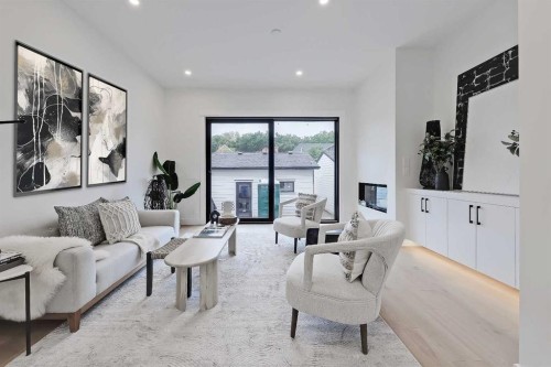 2720 5 Avenue Nw, Calgary, AB - Indoor Photo Showing Living Room