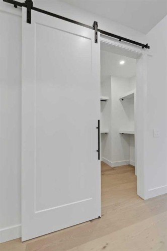 2720 5 Avenue Nw, Calgary, AB - Indoor