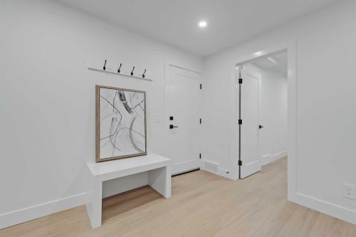 2720 5 Avenue Nw, Calgary, AB - Indoor Photo Showing Other Room