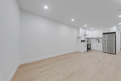 2720 5 Avenue Nw, Calgary, AB - Indoor Photo Showing Other Room