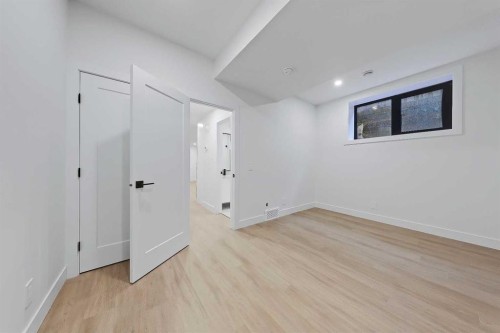 2720 5 Avenue Nw, Calgary, AB - Indoor Photo Showing Other Room