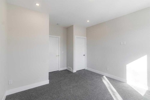 2526 4 Avenue Nw, Calgary, AB - Indoor Photo Showing Other Room