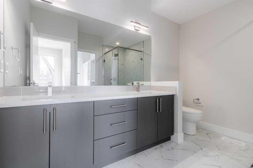 2526 4 Avenue Nw, Calgary, AB - Indoor Photo Showing Bathroom