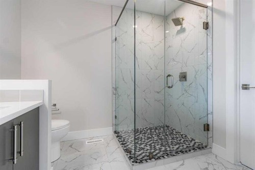 2526 4 Avenue Nw, Calgary, AB - Indoor Photo Showing Bathroom