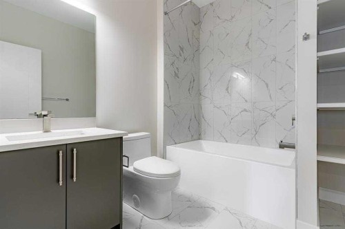 2526 4 Avenue Nw, Calgary, AB - Indoor Photo Showing Bathroom
