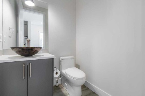 2526 4 Avenue Nw, Calgary, AB - Indoor Photo Showing Bathroom