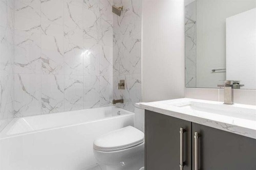 2526 4 Avenue Nw, Calgary, AB - Indoor Photo Showing Bathroom