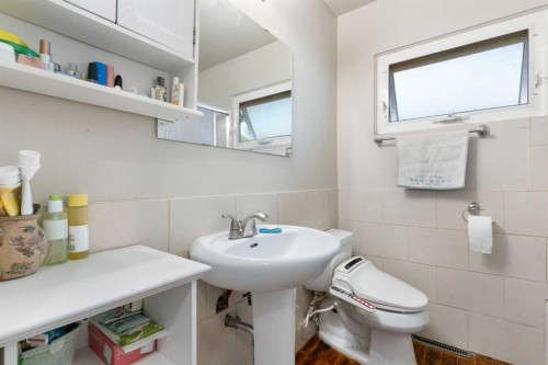 87 Hillgrove Drive Sw, Calgary, AB - Indoor Photo Showing Bathroom