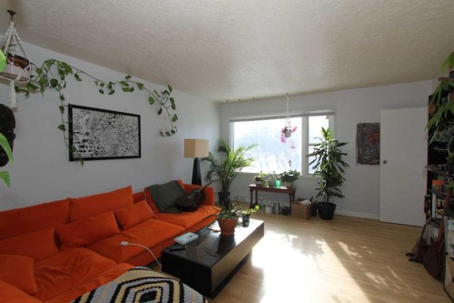 106 26 Avenue Nw, Calgary, AB - Indoor Photo Showing Living Room