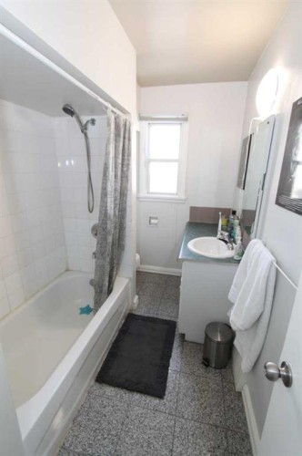 106 26 Avenue Nw, Calgary, AB - Indoor Photo Showing Bathroom