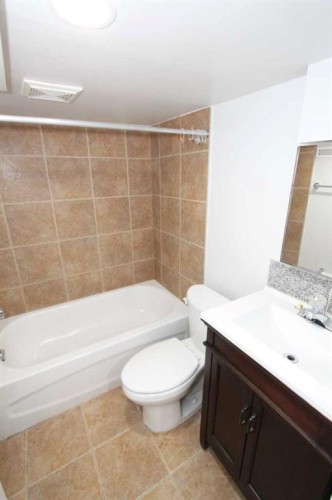 106 26 Avenue Nw, Calgary, AB - Indoor Photo Showing Bathroom