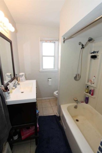 106 26 Avenue Nw, Calgary, AB - Indoor Photo Showing Bathroom