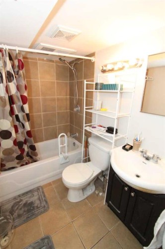 106 26 Avenue Nw, Calgary, AB - Indoor Photo Showing Bathroom
