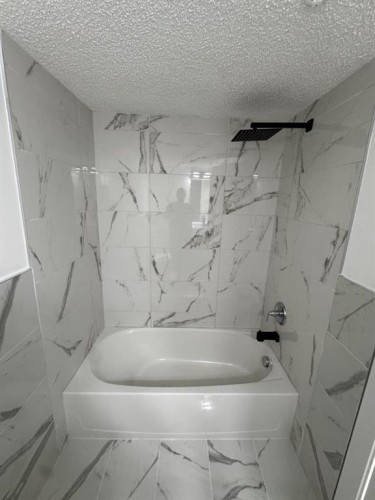 1327-81 Legacy Boulevard Se, Calgary, AB - Indoor Photo Showing Bathroom