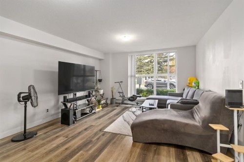 303 Waddy Lane, Strathmore, AB - Indoor Photo Showing Living Room