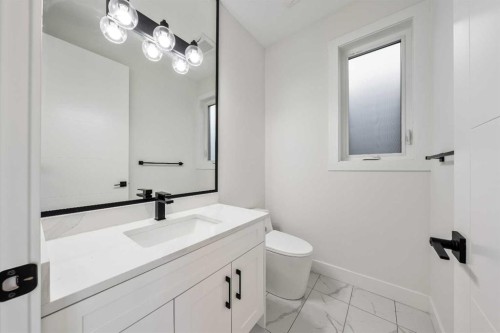 4923 20 Avenue Nw, Calgary, AB - Indoor Photo Showing Bathroom