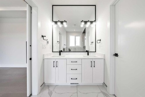 4923 20 Avenue Nw, Calgary, AB - Indoor Photo Showing Bathroom