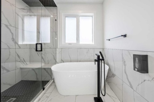 4923 20 Avenue Nw, Calgary, AB - Indoor Photo Showing Bathroom