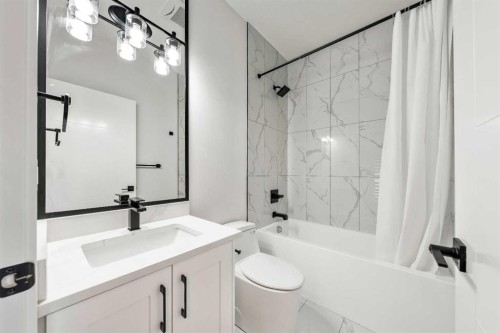 4923 20 Avenue Nw, Calgary, AB - Indoor Photo Showing Bathroom