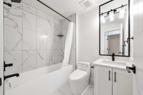 4923 20 Avenue Nw, Calgary, AB - Indoor Photo Showing Bathroom