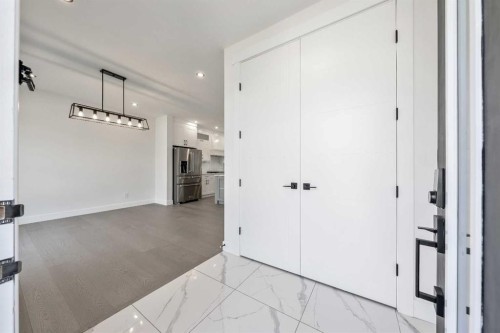 4923 20 Avenue Nw, Calgary, AB - Indoor Photo Showing Other Room