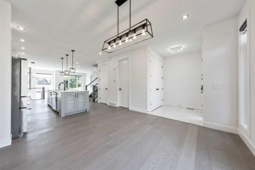 4923 20 Avenue Nw, Calgary, AB - Indoor Photo Showing Other Room