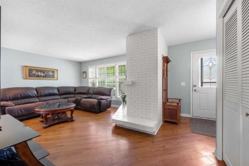 232 Templeside Circle Ne, Calgary, AB - Indoor Photo Showing Living Room