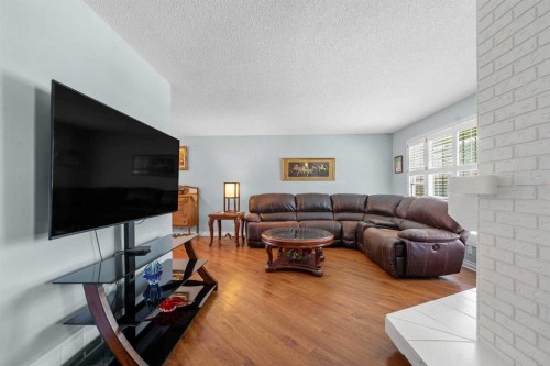 232 Templeside Circle Ne, Calgary, AB - Indoor Photo Showing Living Room