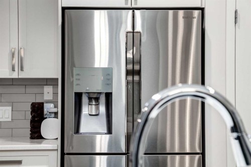 19 West Grove Place Sw, Calgary, AB - Indoor Photo Showing Kitchen