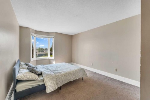 315-335 Garry Crescent Ne, Calgary, AB - Indoor Photo Showing Bedroom