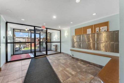 315-335 Garry Crescent Ne, Calgary, AB - Indoor Photo Showing Other Room