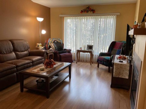 137 Jennings Crescent, Red Deer, AB - Indoor Photo Showing Living Room