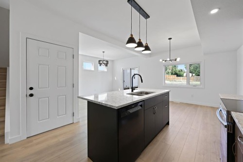1514 25 Street, Didsbury, AB - Indoor Photo Showing Kitchen With Double Sink