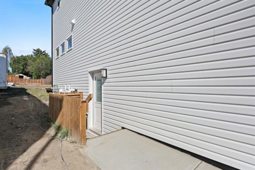 1514 25 Street, Didsbury, AB - Outdoor