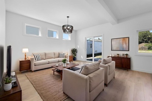 1514 25 Street, Didsbury, AB - Indoor Photo Showing Living Room