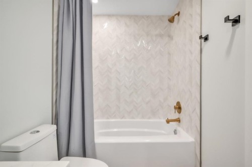 2003 Christie Road Nw, Calgary, AB - Indoor Photo Showing Bathroom