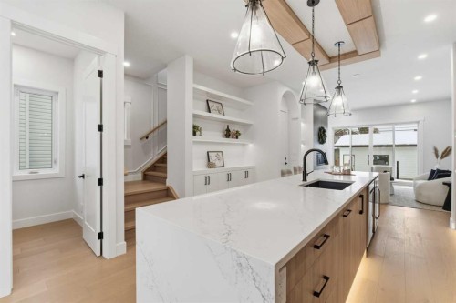 646 25 Avenue Nw, Calgary, AB - Indoor Photo Showing Kitchen With Upgraded Kitchen