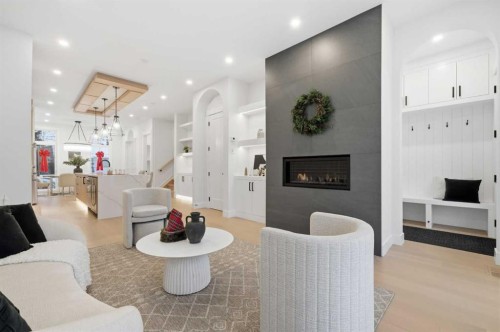 646 25 Avenue Nw, Calgary, AB - Indoor Photo Showing Living Room With Fireplace