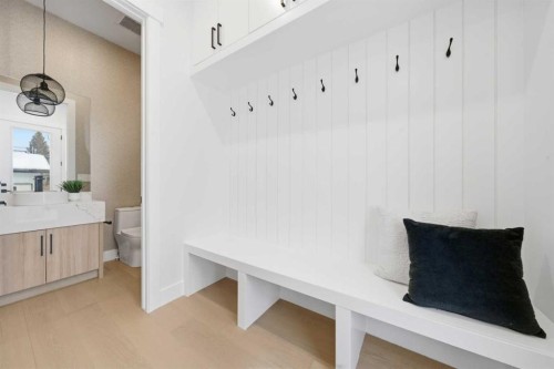 646 25 Avenue Nw, Calgary, AB - Indoor Photo Showing Other Room