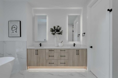 646 25 Avenue Nw, Calgary, AB - Indoor Photo Showing Bathroom