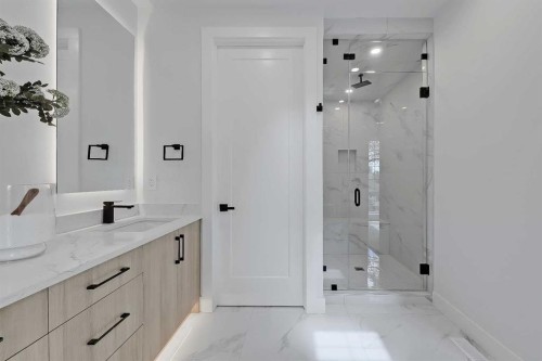 646 25 Avenue Nw, Calgary, AB - Indoor Photo Showing Bathroom