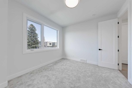 646 25 Avenue Nw, Calgary, AB - Indoor Photo Showing Other Room