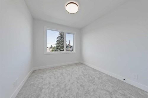646 25 Avenue Nw, Calgary, AB - Indoor Photo Showing Other Room