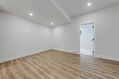 646 25 Avenue Nw, Calgary, AB - Indoor Photo Showing Other Room